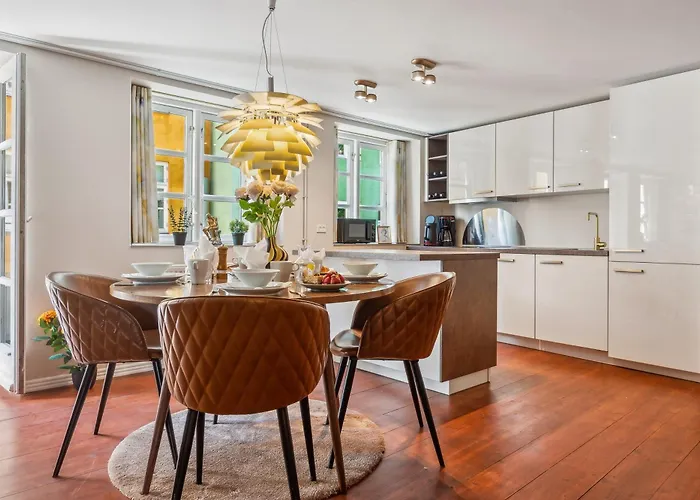 Location - Steps From Tivoli & Nyhavn Апартаменты Копенгаген